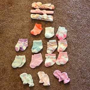 Bundle - Newborn bows, socks and mittens.